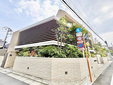 重厚感のある低層マンション。ゆったりと落ち着いた時間をお過ごしいただけます。