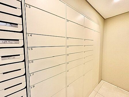 宅配BOX。お仕事やお出かけで荷物が受け取れない時も大変便利です。