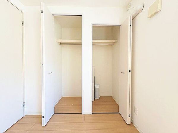 充分な収納スペースを確保。居室内に余計な家具を置く必要がないので、シンプルですっきりとした暮らし。