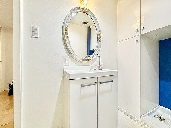 デザイン性の高い洗面台。一日の始まりと終わりを心地よく演出してくれる場所です。