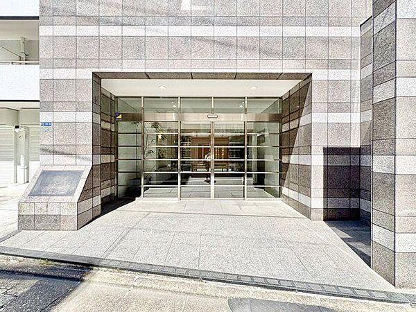 エントランスは、まさに顔となる場所。満ち足りたプライベートシーンへと誘う気品があります。