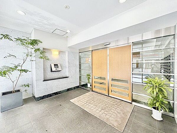 洗練された雰囲気漂う魅力的なエントランス。訪れる人を心地よく出迎えてくれます。