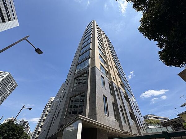 爽やかな青空の下に贅沢なほどに降り注ぐ陽光、豊かな居住性。クオリティが見事に調和した住空間。