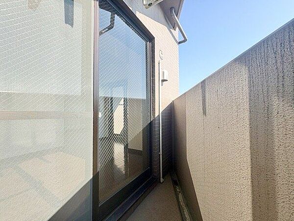 バルコニー付きで開放感を演出。日々の生活に潤いを与えてくれます。