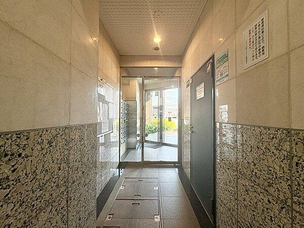 落ち着きのある温かな風情のエントランスは、訪れる方々を優しく包み込み、心地よい空間を演出します。