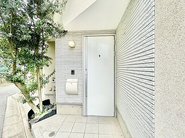 洗練された雰囲気漂う魅力的なエントランス。訪れる人を心地よく出迎えてくれます。