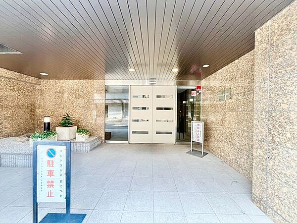 外と内をつなぐエントランスは、まさに顔となる場所。シンプルながらも上質な空間を作り出します。