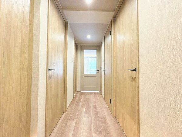 玄関ドアを開けると、明るい室内がお出迎え。毎日の帰宅が楽しみになりそうです。
