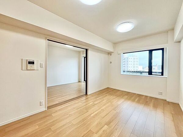 眩いばかりの陽の光が室内を満たしていきます。清らかで艶やかな時間をもたらしてくれる空間です。