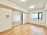 リビング/ダイニング：眩いばかりの陽の光が室内を満たしていきます。清らかで艶やかな時間をもたらしてくれる空間です。