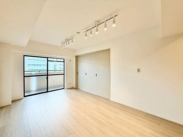 大きな窓を配置して明るく広がりのあるリビングにしました。家族の声が明るく響くオープンスペースです。