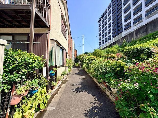 穏やかな住環境と充実の生活利便性を備えたこの地で誇りに思える住まいを実現。