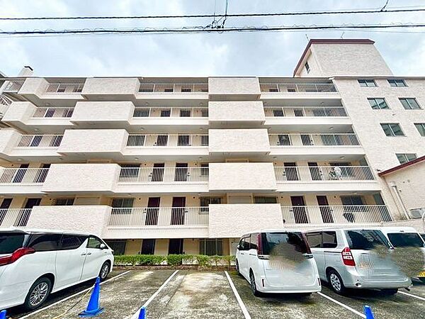 落ち着いた印象の外観。永く大切に住まわれてきた風格があります。