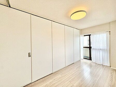 大きな窓からたっぷりと陽光が注がれる明るい空間。一日の疲れを癒してくれる洋室。時を忘れて過ごす空間。