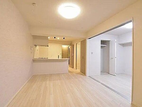 開放感と明るさをもたらす魅力のリビング。自然とくつろぎの場所に。