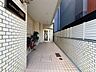 エントランス：街の環境と住む人の暮らしを第一に考え、そこでしかできないエントランスを作り出されたこだわり。