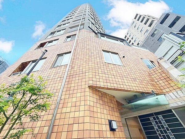帰るのが楽しみになる、ぬくもり溢れる生活はこのマンションから。（空の加工を生成AIで行っています）