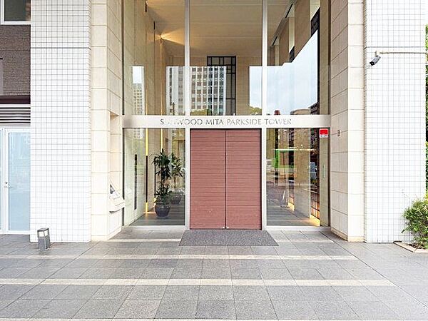 外と内をつなぐエントランスは、まさに顔となる場所。シンプルながらも上質な空間を作り出します。