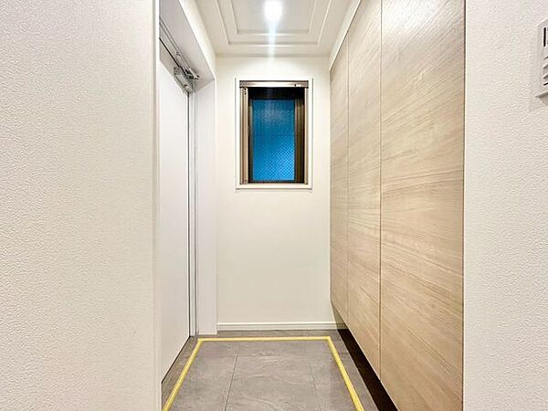 上質感漂うゆとりの広さの玄関スペース。安らぎに満ちた生活空間を予感させてくれます。