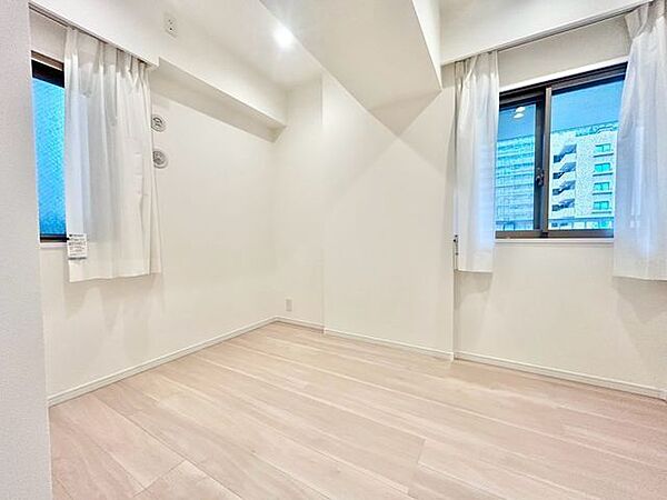 居心地のいい暮らしには欠かせない眩い採光。窓からこの空間に降り注ぐ採光が絶えません。
