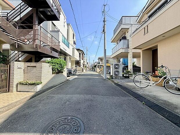 車での移動が多い場合は幹線道路へのアクセスのしやすさは重要。スムーズに駐車できるかもご確認ください。