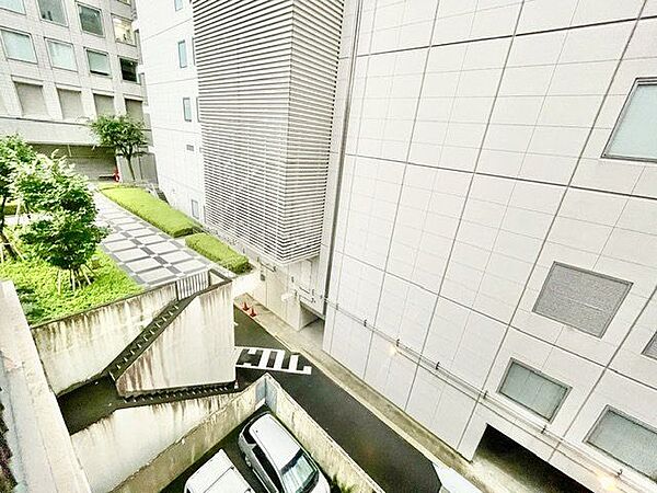 暮らしの中で光と風を演出してくれるバルコニー。開放感を演出しながら、爽やかな風が通ってきます。