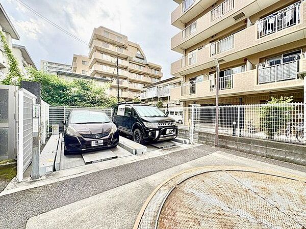 敷地内駐車場。