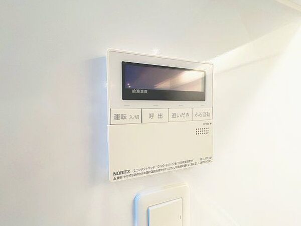 キッチンに給湯パネルを設置しました。洗い物時もお湯を簡単にご使用いただけます。温度調節もラクラク♪