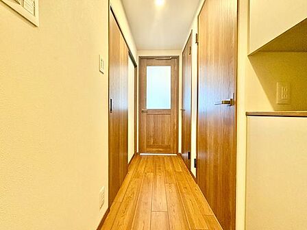 毎日出入りに使う玄関は外出する時は爽やかに、帰宅するときはホッとする落ち着いた空間へ。