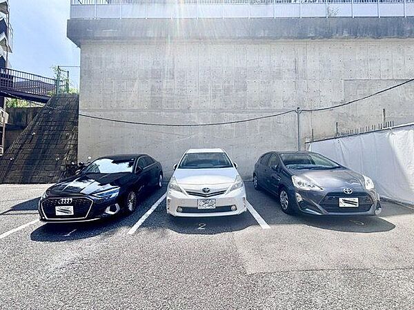 敷地内駐車場。
