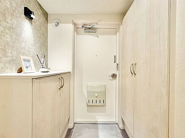 毎日出入りに使う玄関は外出する時は爽やかに、帰宅するときはホッとする落ち着いた空間へ。