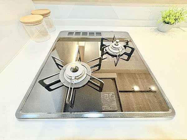 忙しいときでも一度に2つのの料理が作れる2口コンロ。使い勝手の良さを考えました。