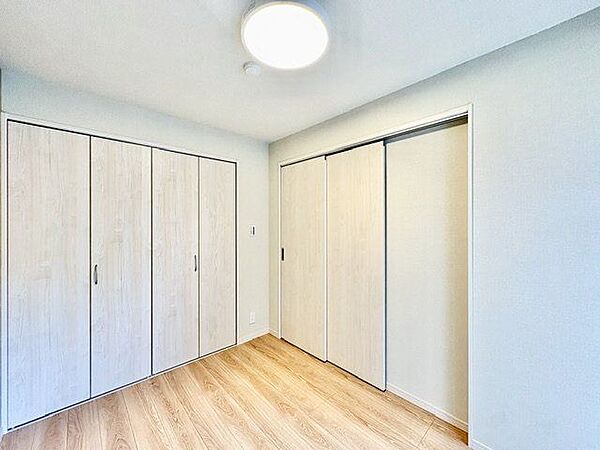 過ぎ行く時間をゆったりと感じることができる落ち着いたお部屋。プライベートな時間を満喫できます。