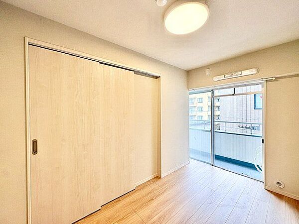 大きな窓からたっぷりと陽光が注がれる明るい空間。一日の疲れを癒してくれる洋室。時を忘れて過ごす空間。