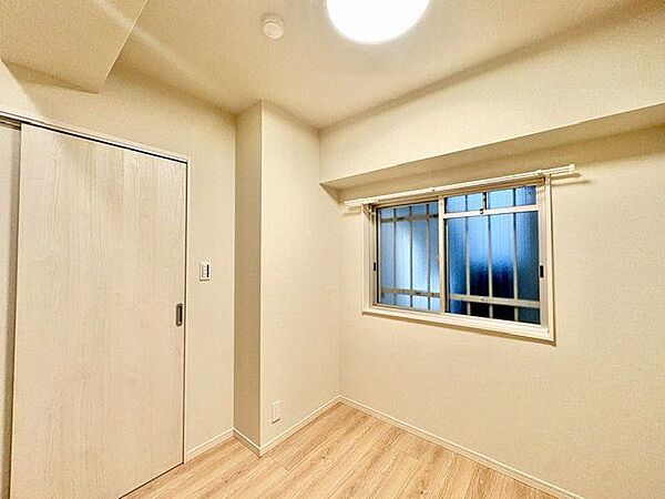 ナチュラルカラーのフローリングのお部屋は、温かみを感じさせリラックスをもたらす効果があります。