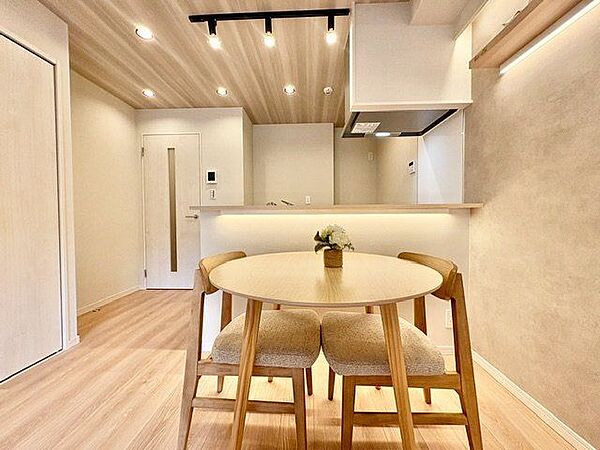 光と風があふれる開放的なリビングダイニング。明るく穏やかな空気のなかで飲んだり、食べたり、笑ったり。