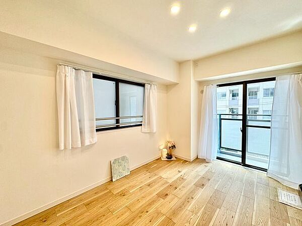 開口部が広くたくさんの陽を取り入れます。窓を開ければ気持ちよい風が舞い込んできて開放的な空間を演出。
