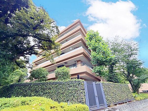 住まいは明日へのエネルギーを養うオアシスだとすれば、元気のでる存在でなければなりません。（空の加工を生成AIで行っています）