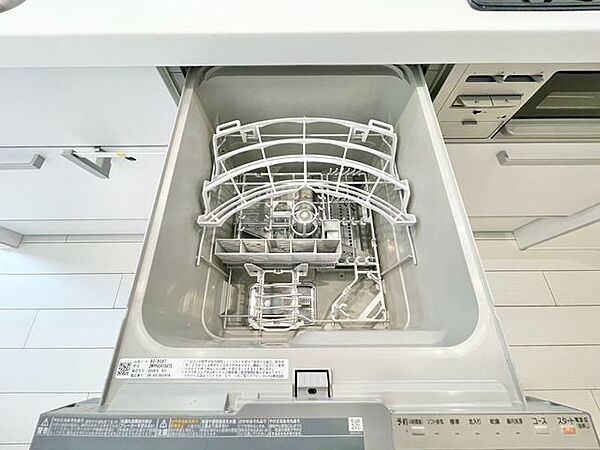 食器を洗っている間にお掃除など、様々なシーンで家事の時短に役立つビルトイン食洗機。