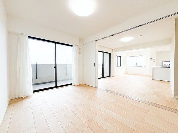 居心地のいい暮らしには欠かせない眩い採光。やわらかな光がリラックスタイムへと誘います。