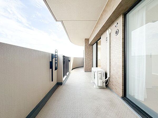 くつろぎの空間を演出する広々としたバルコニー。