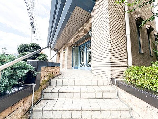 美しいアプローチ、重厚感溢れるエントランスが訪れる方々を魅了します。