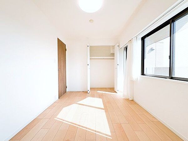 光を取り込みやすい2面採光のお部屋。クローゼット完備で収納スペースも充分。