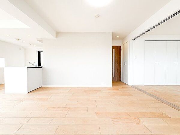 家具やアートなども余裕をもって配置できます。お気に入りのアイテムで満たしてください。