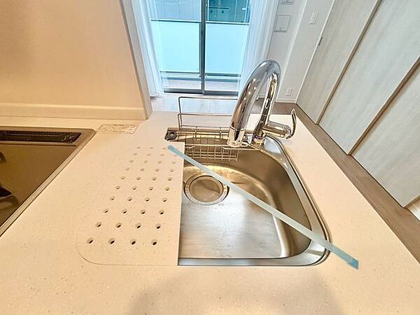 大きな調理器具や食器類もゆったり洗えるシンクです。