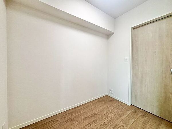 住まう方自身でカスタマイズして頂けるように「シンプル」にデザインされた室内。