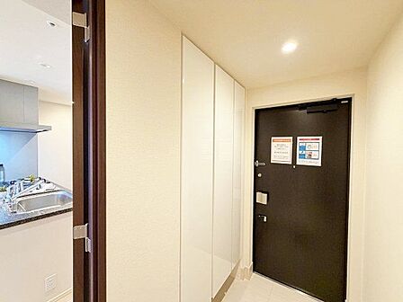 お出掛けの際も帰宅の際も気持ちが良いすっきりとした印象の玄関。