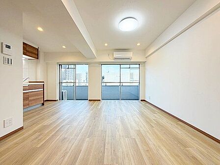 広く明るく、より心地良く暮せる空間にしました。採光・通風が周囲の空間に広がり、明るく爽やかな住まい。