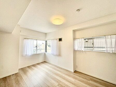一日の疲れをいやしてくれる主寝室。時を忘れて過ごす場所として過ごせるお部屋。