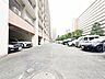 駐車場：機械操作の必要ない平面駐車場。荷物の出し入れもスムーズです。